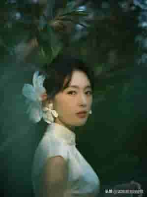 没刘海的花和(童瑶中秋月兔造型好美，白色旗袍搭配花朵配饰，娇俏可爱)