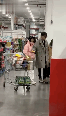 雷佳音夫妻逛超市被偶遇，本人头真不大，35岁娇妻像网红