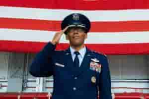 黑人h(查尔斯•布朗上将：美国空军首位非洲裔参谋长)