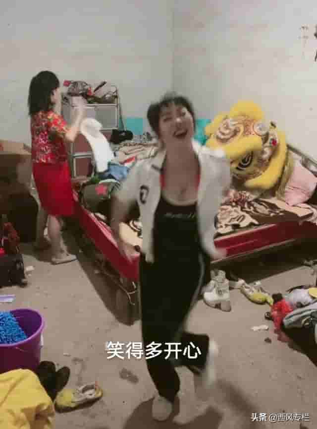 湖南：44岁女主播穿着清凉跳热舞意外走红，网友：房子比猪窝脏