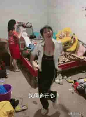 主播性格热舞(湖南：44岁女主播穿着清凉跳热舞意外走红，网友：房子比猪窝脏)