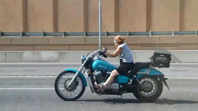 美女骑绿色摩托车很“狂野”，把汽车司机都吓懵了！