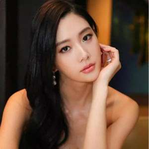 被碾压的美女-32岁的李成敏被称为亚洲第一美女，身材火辣碾压柳岩，是瑜伽高手