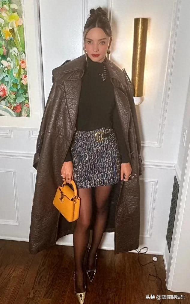 超模米兰达·可儿身穿皮大衣和透明丝袜参加杂志晚宴，性感十足
