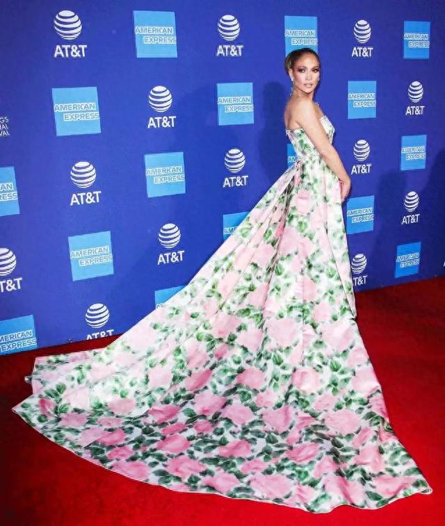 Jennifer Lopez 全裸拍新歌封面，这身材51岁？
