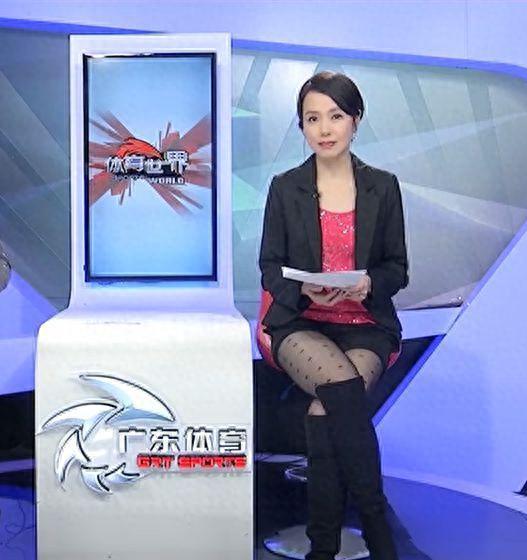 50岁的广东电视台美女主持人郑怡，已正式回归家庭，女儿今年12岁