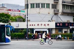 美女烧饼店-杭州这家传奇烧饼店50米外又开新店，还要24小时营业老板有房有车有商铺：赚钱是辛苦的，不