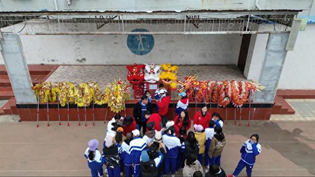 湖北大学研究生赴藏支教团创建西藏首支女子舞龙队