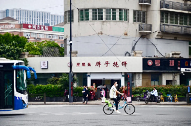 杭州这家传奇烧饼店50米外又开新店，还要24小时营业！老板有房有车有商铺：赚钱是辛苦的，不辛苦哪里有钱？