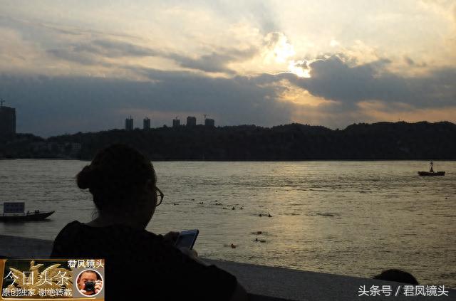 湖北宜昌：立秋无雨，美女拍摄绚丽云彩天象！屈原塑像壮观！