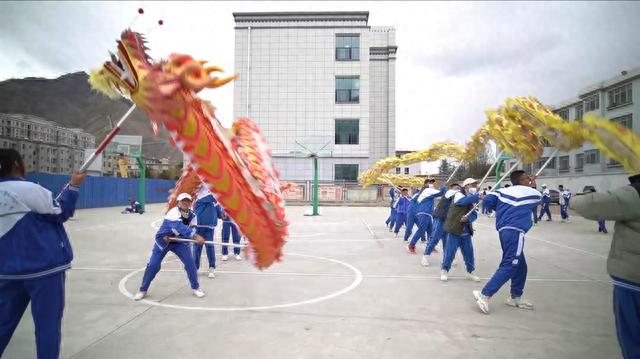 湖北大学研究生赴藏支教团创建西藏首支女子舞龙队