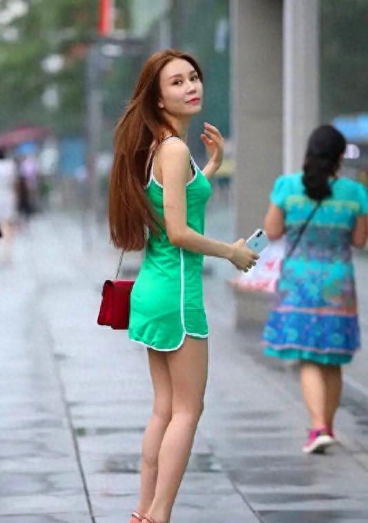 今夏流行的绿色, 衬托姑娘的靓丽肤色, 展现属于自己的高贵气质