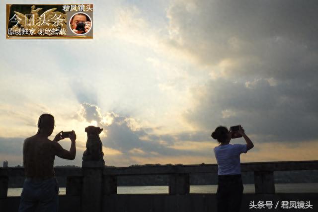 湖北宜昌：立秋无雨，美女拍摄绚丽云彩天象！屈原塑像壮观！