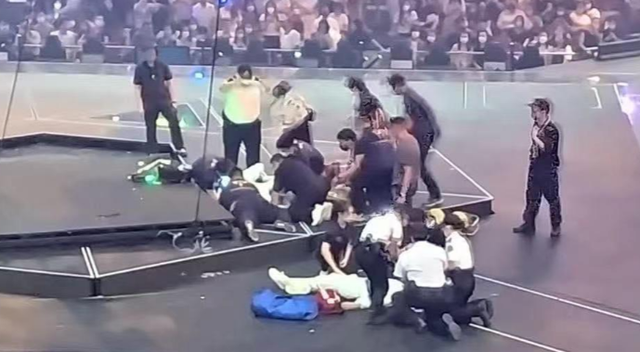 香港红馆演唱会大屏幕跌落击中两舞者，李家超感震惊并促全面调查