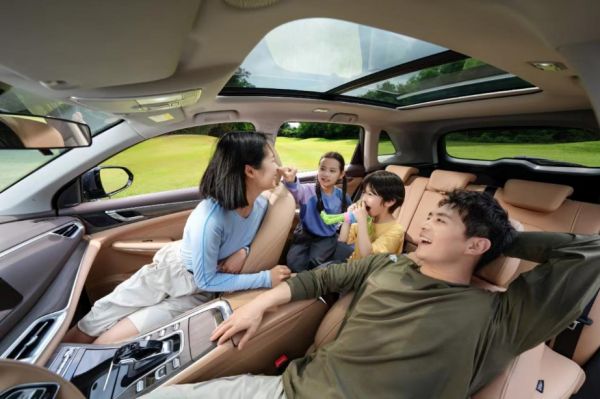 10万元蓝电E5荣耀版和启源Q05，哪个更适合作为家庭用车首选？