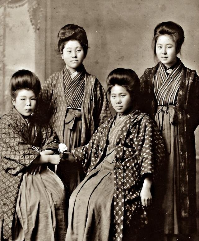 日本女作家：为钱和不同男人厮混，死后成第一个印在纸币上的女人