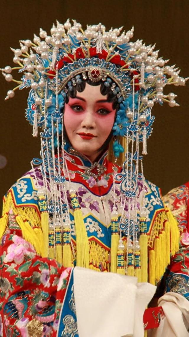 天津京剧界也留不住人，蓝文云、安平、李佩红、凌珂后来都离开了