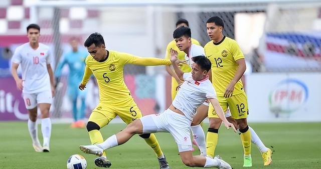 乌兹别克斯坦5-0科威特！越南2-0击败马来西亚！中国足球何