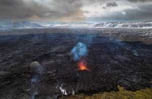 涌出(“从地面裂缝中涌出”，冰岛火山喷发引有毒气体扩散警告)
