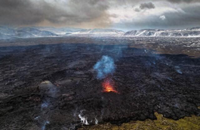 “从地面裂缝中涌出”，冰岛火山喷发引有毒气体扩散警告