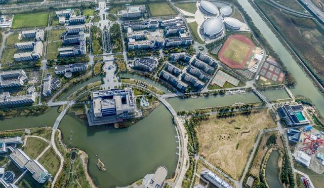 浦东建设了临港大学城，已经成为上海大学最集中的三个地区之一