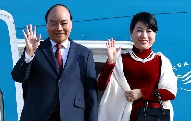 越南第一夫人:小圆脸旺夫,笑出双下巴依然高贵,把奥黛穿出风情