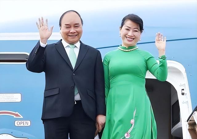 越南第一夫人:小圆脸旺夫,笑出双下巴依然高贵,把奥黛穿出风情