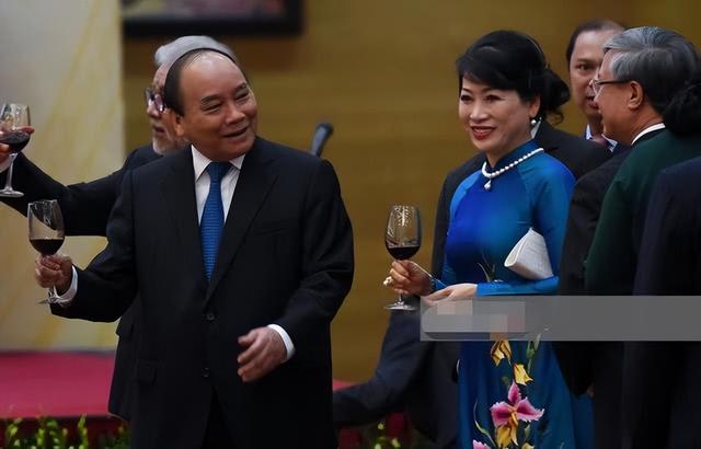 越南第一夫人:小圆脸旺夫,笑出双下巴依然高贵,把奥黛穿出风情