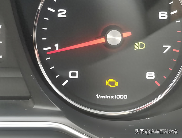 行驶中发动机故障灯突然亮了怎么办?行驶无异常,修车师傅这么说