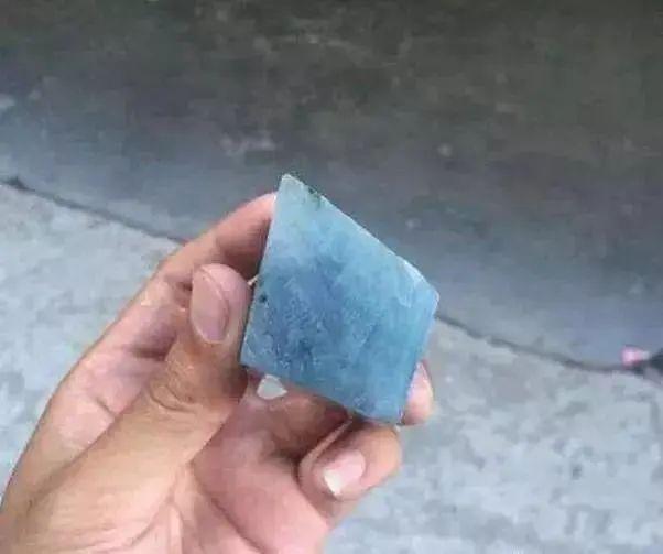 美女40000买下的翡翠原石，一刀切开全是裂和藓，结果超乎你想象