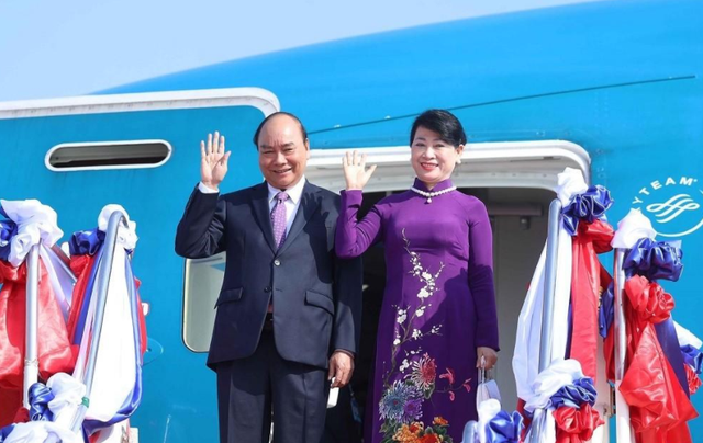 越南第一夫人:小圆脸旺夫,笑出双下巴依然高贵,把奥黛穿出风情