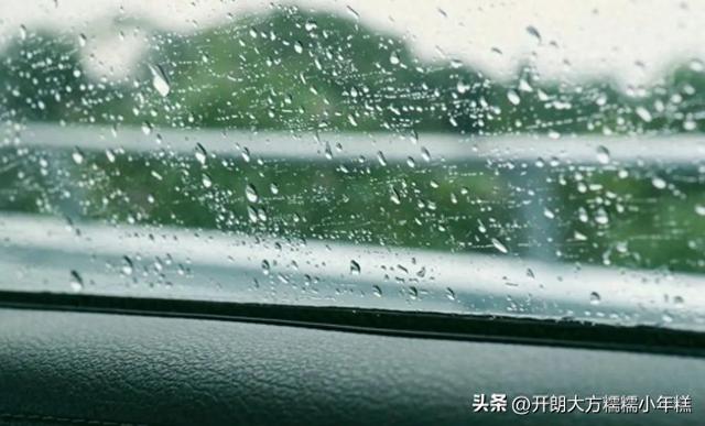 车开到烂才知晓:车窗雾气不用吹暖风,用一笨方法,聪明人天天用