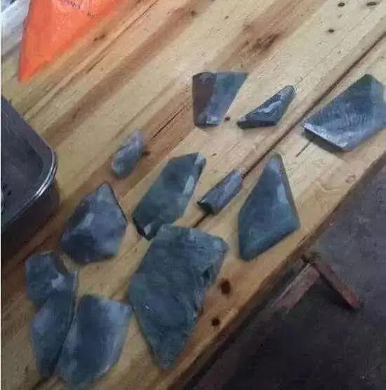 美女40000买下的翡翠原石，一刀切开全是裂和藓，结果超乎你想象