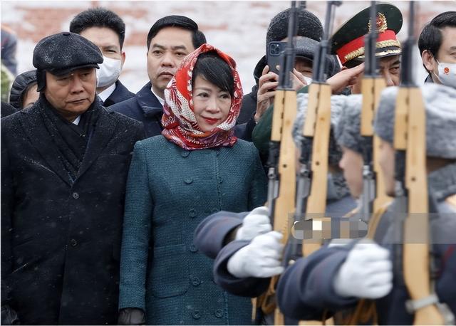 越南第一夫人:小圆脸旺夫,笑出双下巴依然高贵,把奥黛穿出风情
