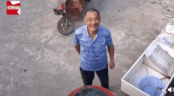 老父亲用钢丝球帮儿子洗车,秒变“星空漆”!儿子:不维修了