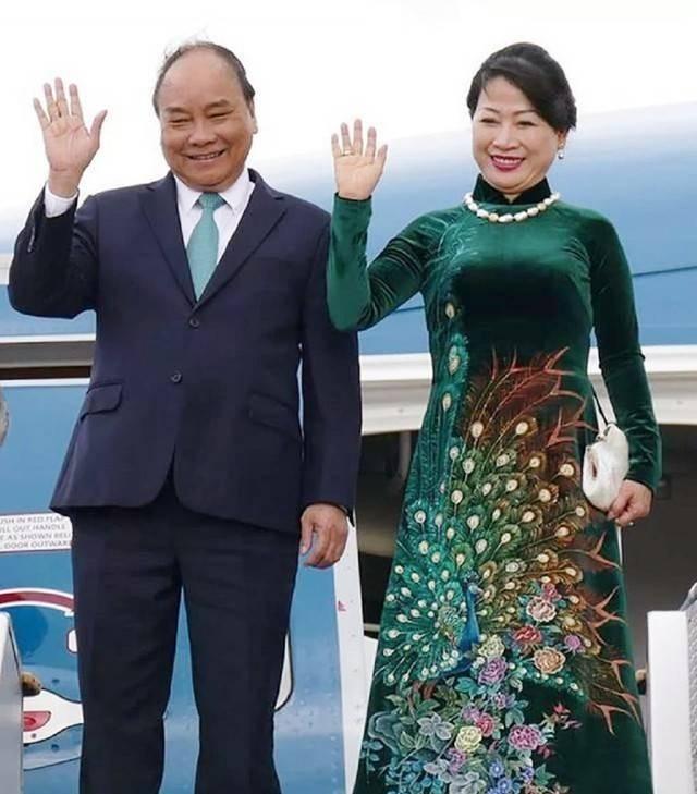 越南第一夫人:小圆脸旺夫,笑出双下巴依然高贵,把奥黛穿出风情