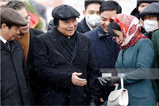 越南第一夫人:小圆脸旺夫,笑出双下巴依然高贵,把奥黛穿出风情