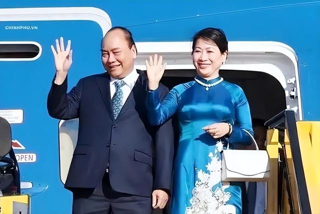 越南第一夫人:小圆脸旺夫,笑出双下巴依然高贵,把奥黛穿出风情
