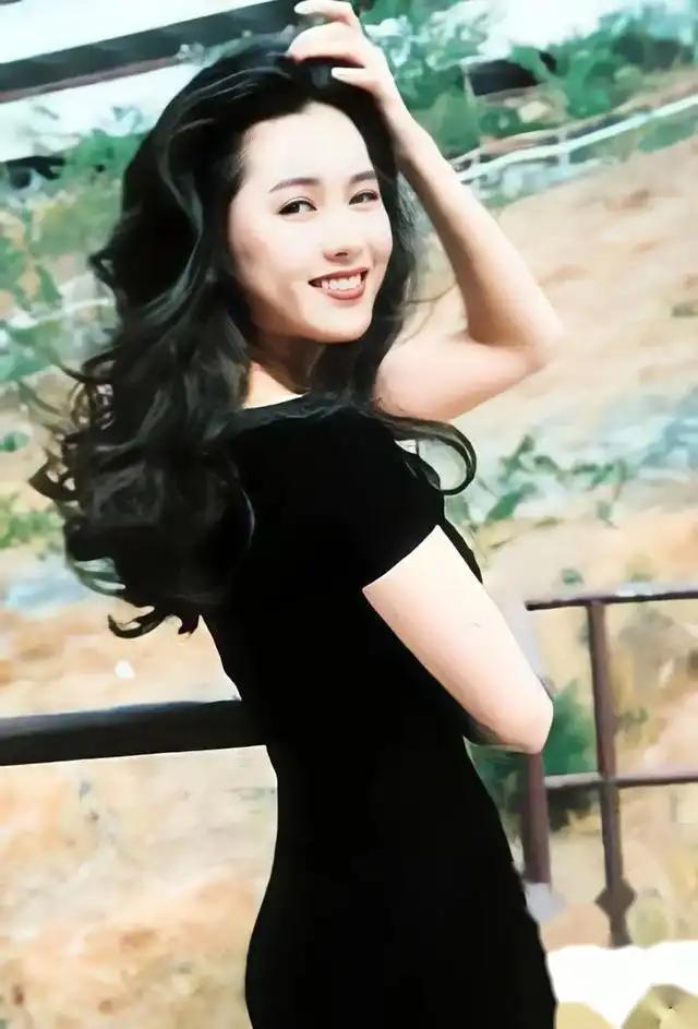 太美了!香港大尺度“三级片”《蜜桃成熟时》画面唯美,你看过吗