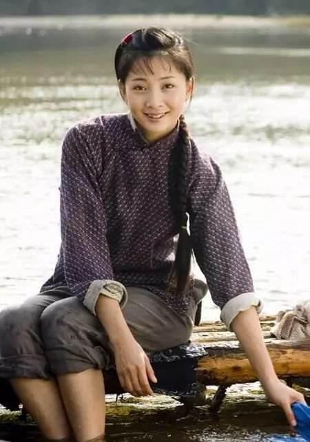 42岁殷桃秀小蛮腰称马甲线消失,肋骨都瘦出来了,还不满意自己的身材