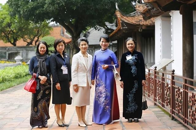 越南第一夫人:小圆脸旺夫,笑出双下巴依然高贵,把奥黛穿出风情