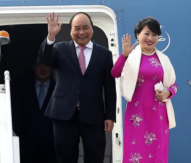 越南第一夫人:小圆脸旺夫,笑出双下巴依然高贵,把奥黛穿出风情