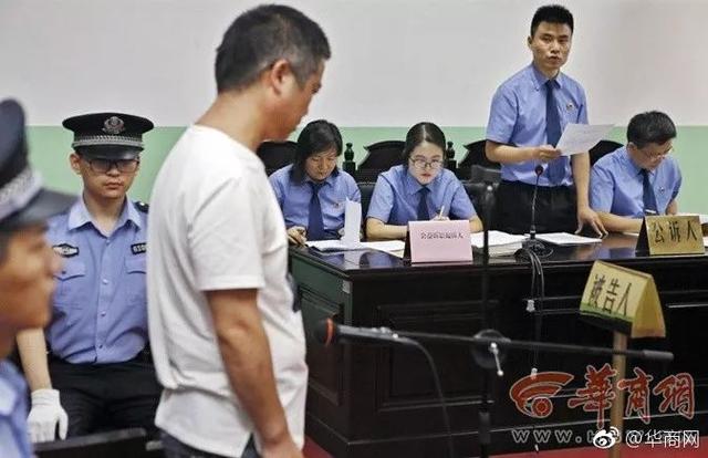 最陕西｜女子打出租被拒载 欲拍照投诉被司机一口痰吐在脸上