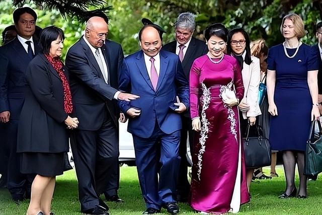越南第一夫人:小圆脸旺夫,笑出双下巴依然高贵,把奥黛穿出风情