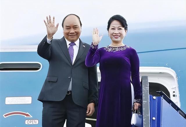 越南第一夫人:小圆脸旺夫,笑出双下巴依然高贵,把奥黛穿出风情