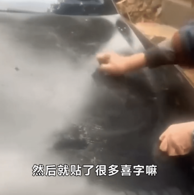 老父亲用钢丝球帮儿子洗车,秒变“星空漆”!儿子:不维修了