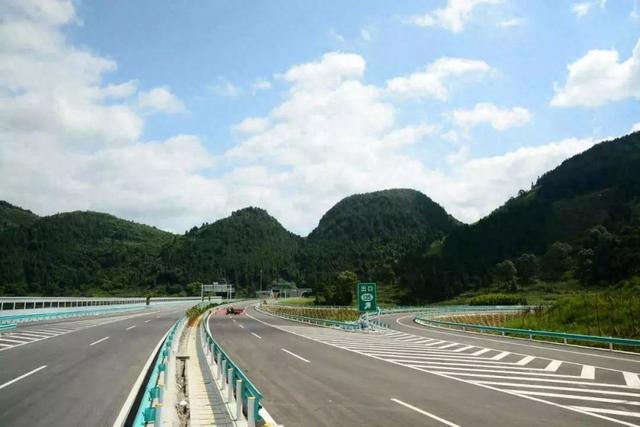 今天,贵州这条高速公路正式通车,连接2个县