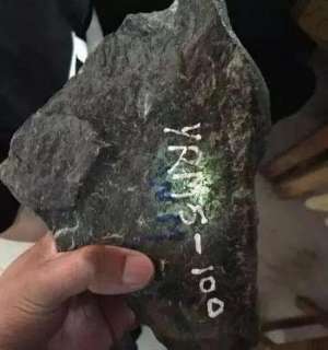 买翡翠美女(美女40000买下的翡翠原石，一刀切开全是裂和藓，结果超乎你想象)