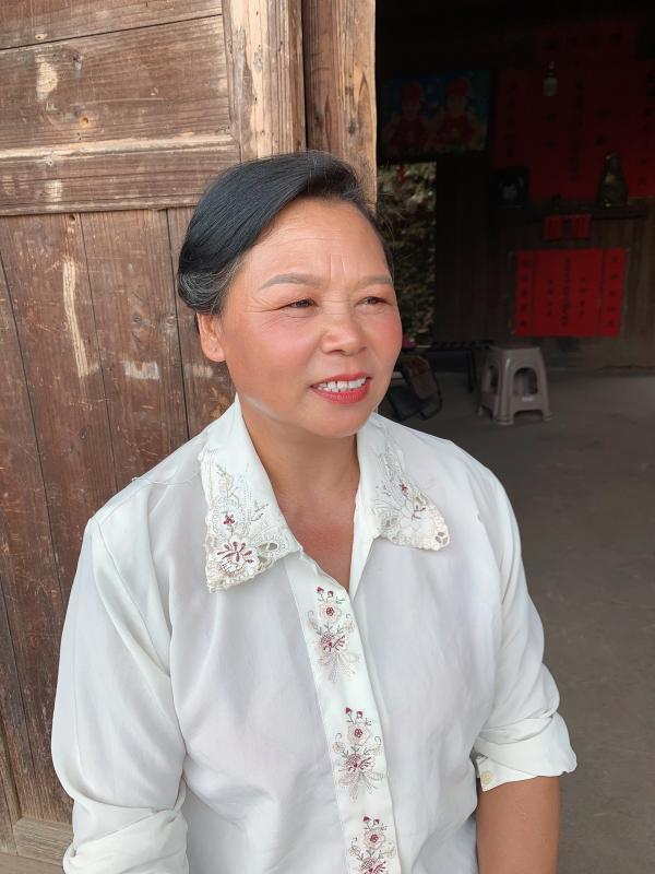 湖南女孩免费为农妇化妆,变妆前后对比心酸:她们也可以这么美