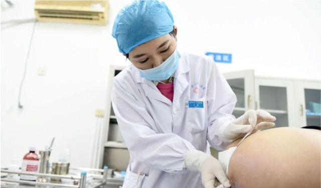 美女臀部切掉一个包,里面竟然是粪